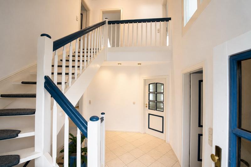 Diele mit eleganter Treppe