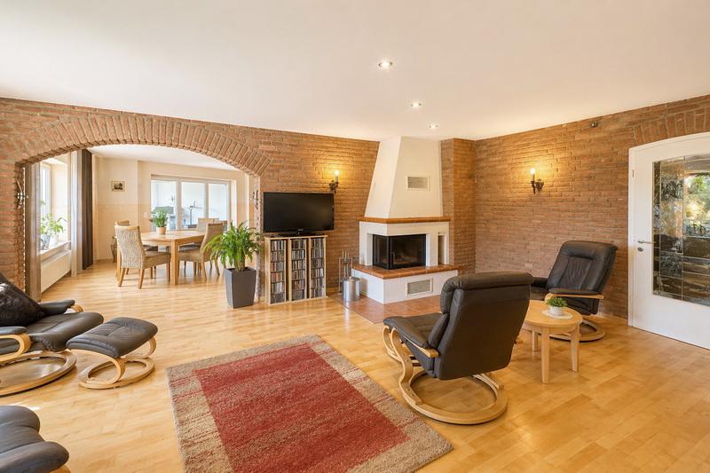 Großes gemütliches Kaminzimmer