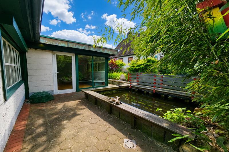 Terrassenblick auf das Haus und Teich