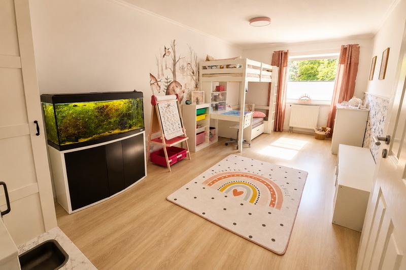 Lichtdurchflutetes Kinderzimmer