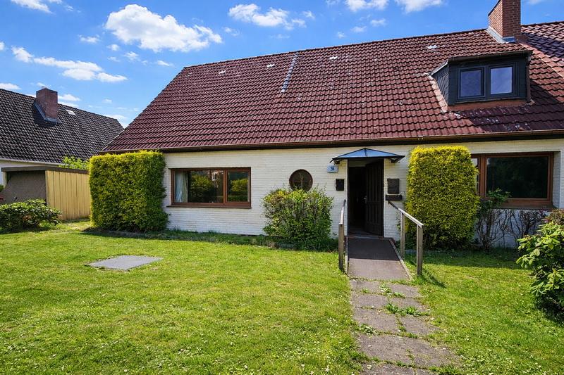 Blick auf den Eingang mit Garage