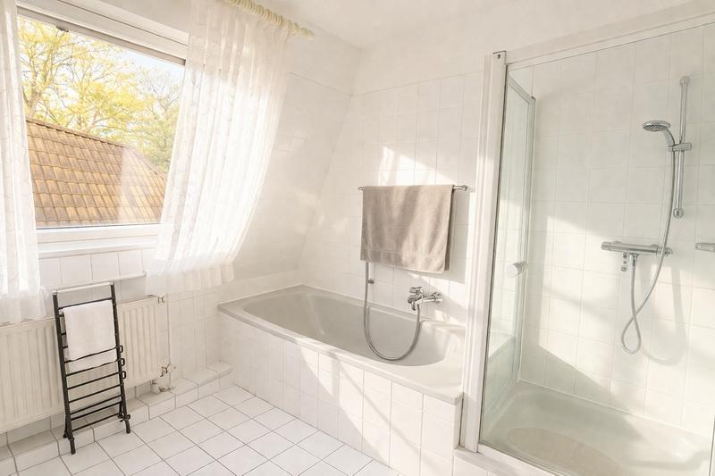 Lichtdurchflutetes Badezimmer